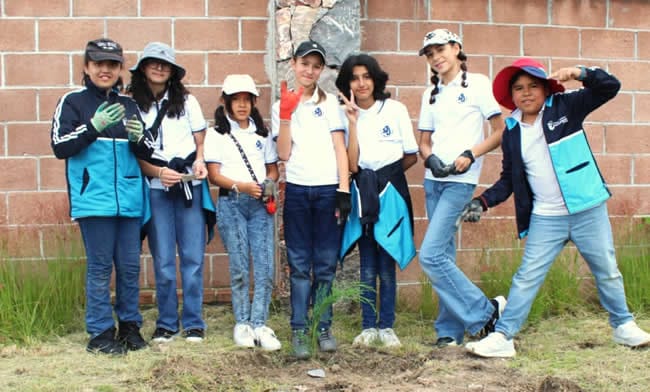 Los niños de primaria, entusiasmados con la siembre de árboles en su escuela