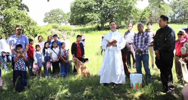 El padre Luis Fernando Herrera, misionero diocesano de la Arquidiócesis de Puebla, llevó la ceremonia de oración