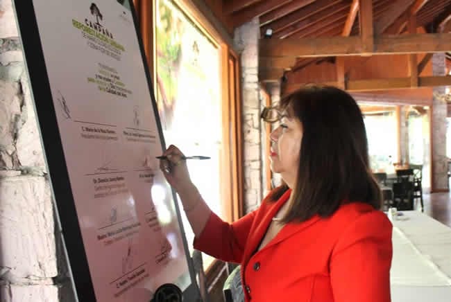La maestra María Trinidad Barrón en representación de Samuel Aguilar Pala, en el testimonio de la campaña ecológica