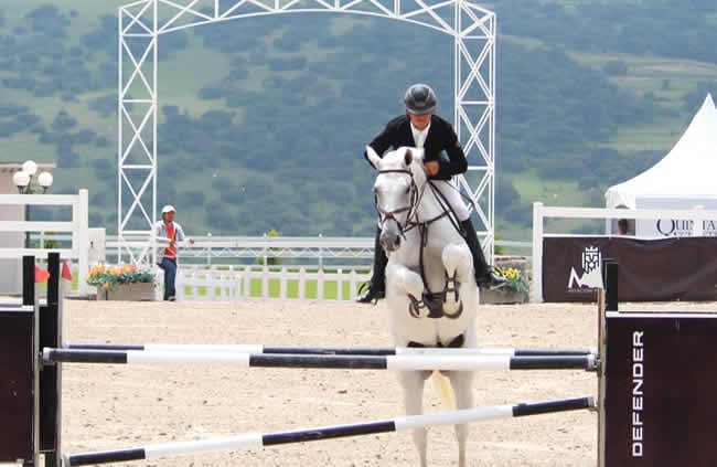 El caballista Leandro González en la prueba de salto en 1.25 metros