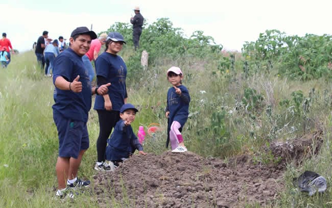 Familias poblanas inician campaña de reforestación en los límites de Clavijero
