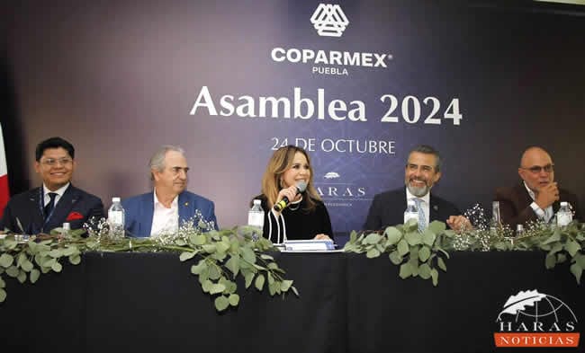 Beatriz Camacho Ruíz ( centro) fue nombrada presidenta de la COPARMEX evento realizado en Haras Valle Grande.