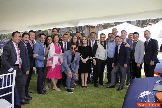 Mostrando unión y camaradería los socios presentes en el nombramiento de su nueva presidenta.