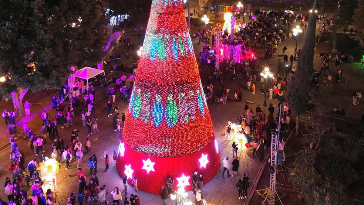 Encienden árbol de navidad en el zócalo de la Angelópolis