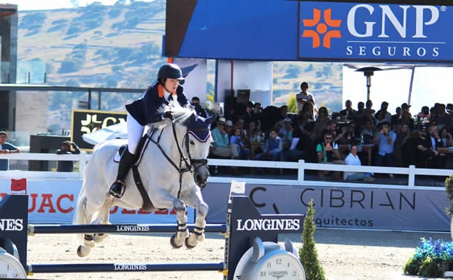La campeona dominicana en acción, dentro de la prueba de salto en 1.60 metros
