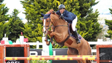 El campeón uruguayo Juan Manuel Luzardo en 1.45 metros de salto