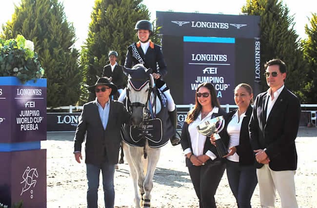 Las autoridades, comité organizador del evento y la representante de gobierno, premian al primer lugar de salto en 1.60 metros
