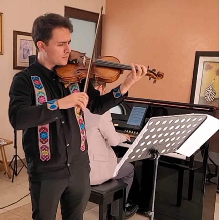 El músico oaxaqueño Fernando Manuel Fernández, destacado violinista