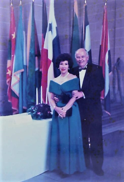 Junto con su esposa Consuelo Pillot en Washington D.C., obtiene el premio al mejor socio de la Cámara de Comercio