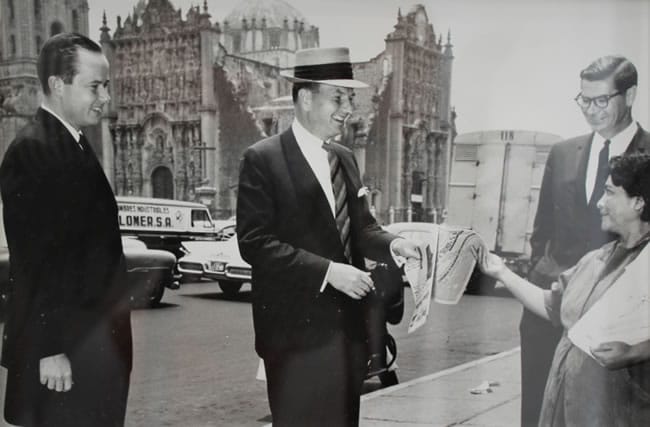 Acompañando a David Rockefeller (centro), en su visita a la ciudad de México