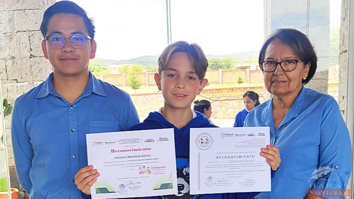 El alumno Emiliano Mendieta con la directora Lucila Martínez y su profesor Cristopher Hernández