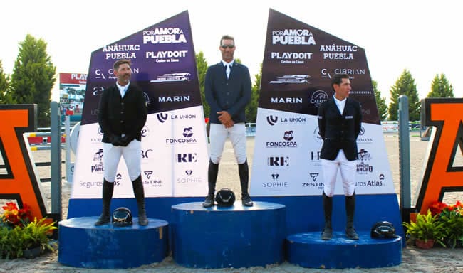 El uruguayo Juan Manuel Luzardo ganador del Clásico 1.40 con Rigoberto Aldana de Guatemala y Luis Martín del Campo