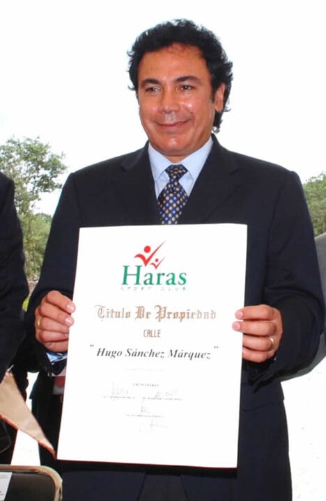Hugo Sánchez en Haras, le entregan el título de propiedad de su calle