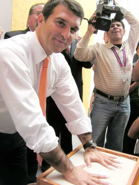 Joan Laporta presidente del club Barcelona, plasmando sus manos en Haras