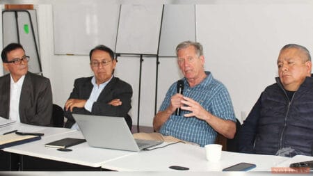 El profesor canadiense Lawrence Altrows durante su participación, lo acompañan el arquitecto Carlos Osorio (izquierda), el doctor Sergio Flores y el representante del Colegio de Tlaxcala