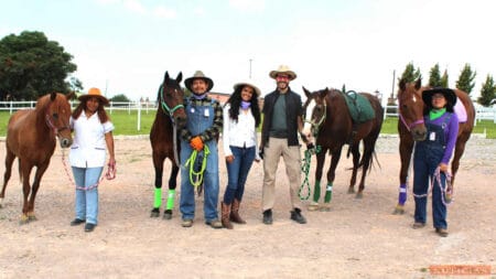 El equipo que integra el nuevo Centro de Equinoterapia y Rehabilitación Domecq en Puebla, ubicado en Haras