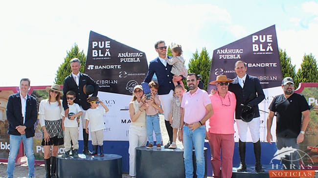 Con el comité organizador y sus familias, los jinetes ganadores del Gran Premio de Salto