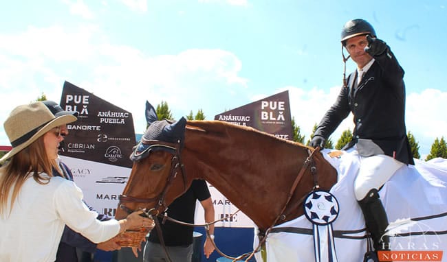 Rodrigo Lambre festeja el segundo lugar en el Gran Premio de 1.50 metros