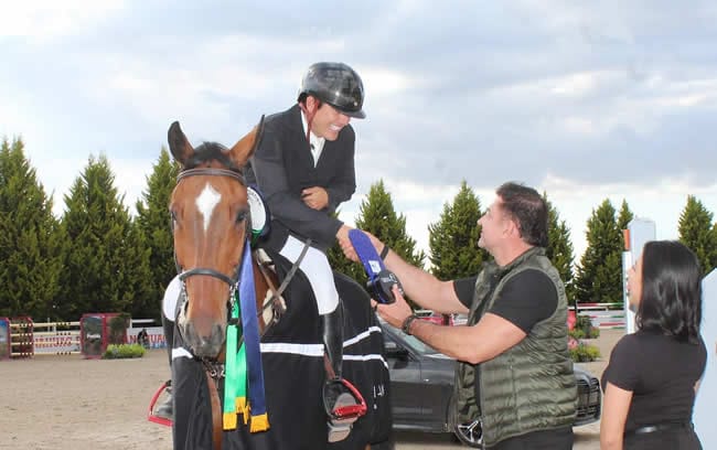 Arturo Parada recibe su reconocimiento como primer lugar de parte de Cibrian Arquitectos
