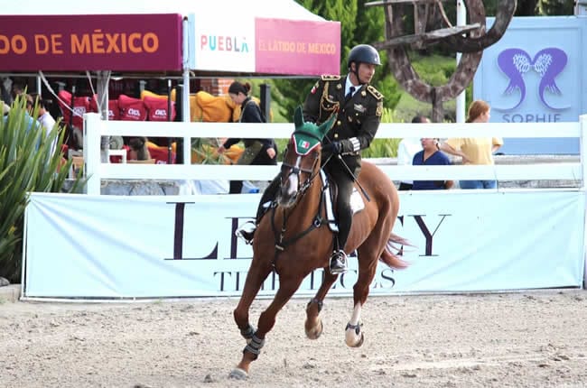 El jinete de la SEDENA Fernando Parroquín Delfín se lleva la segunda posición en 1.50 metros