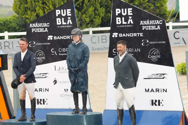 Los tres primero lugares del Clásico 1.40 metros, Ainhoa Manero, el brasileño Bruno Cavalheiro y de Guatemala Rigoberto Aldana