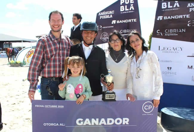 Leonel Martínez del Moral con su familia después de conquistar su pase al nacional como campeón en 1.30 metros