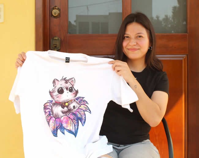 Valeria Sánchez muestra orgullosa las ilustraciones y diseños que ha realizado para la marca Shein