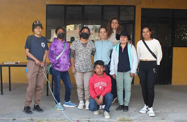 Gina y Molly con el grupo de apoyo en estas campañas, colonos y médicos que asisten