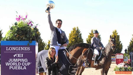 El jinete mexicano Alejandro Plascencia fue el ganador del Gran Premio en salto de 1.60 metros dentro de la Copa del mundo Longines, lo acompaña Carla López Malo, secretaria de Turismo de Puebla
