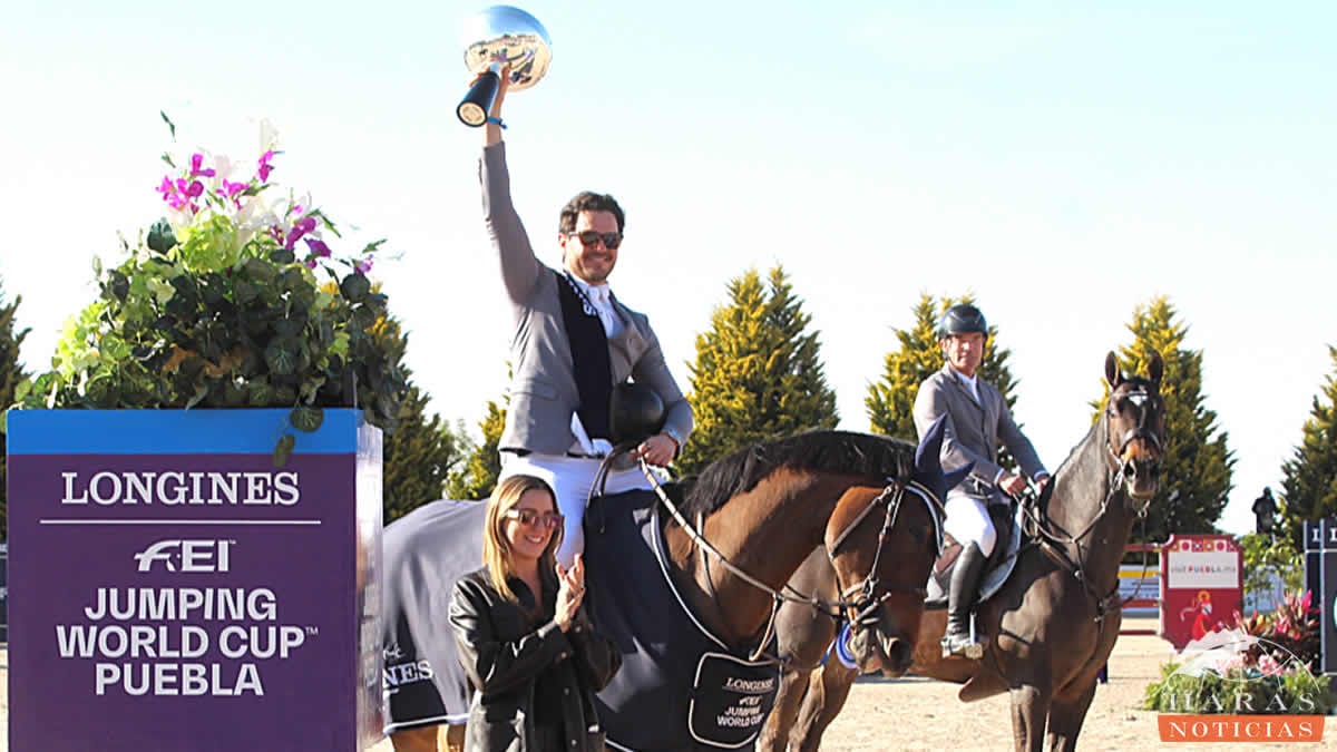 El jinete mexicano Alejandro Plascencia fue el ganador del Gran Premio en salto de 1.60 metros dentro de la Copa del mundo Longines, lo acompaña Carla López Malo, secretaria de Turismo de Puebla