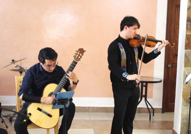 Jafet Pérez a la guitarra y Fernando Fernández al violín, interpretaron temas de música clásica acordes a los festejos del Amor y la Amistad