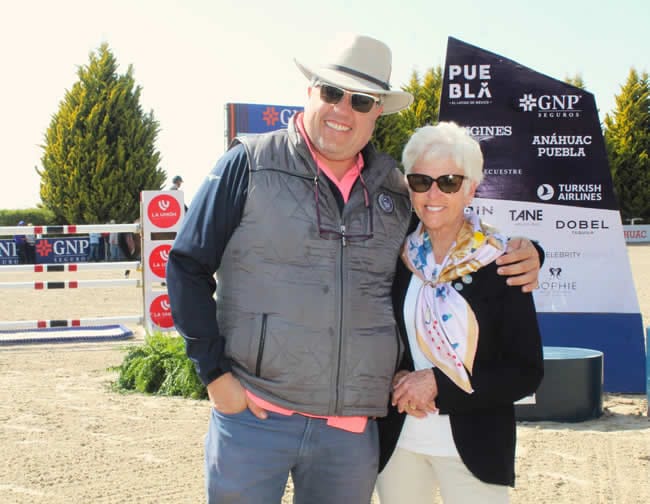 Rafael David Faes, representante de la Federación Ecuestre Mexicana y la canadiense Dalene Paine, representante de la Federación Ecuestre Internacional.