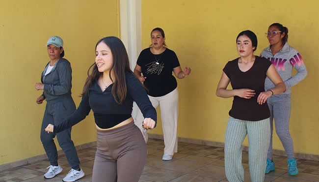 La maestra Daniela Lisette Gazca enseña a bailar salsa, merengue, bachata y el cha cha chá, entre otras.